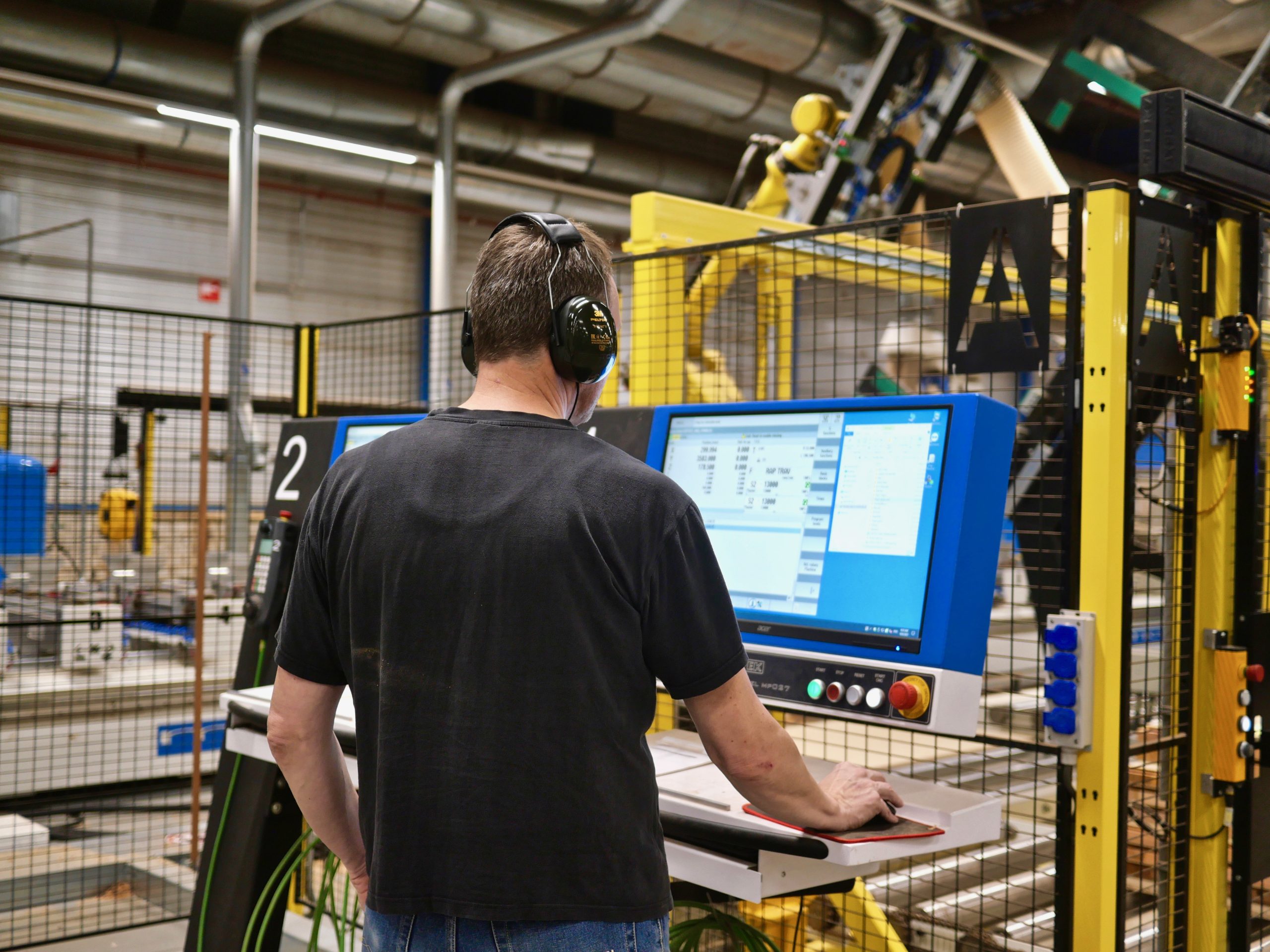 Detailfoto van werknemer Kegro Deuren bij productieproces | WerkenBijKegro